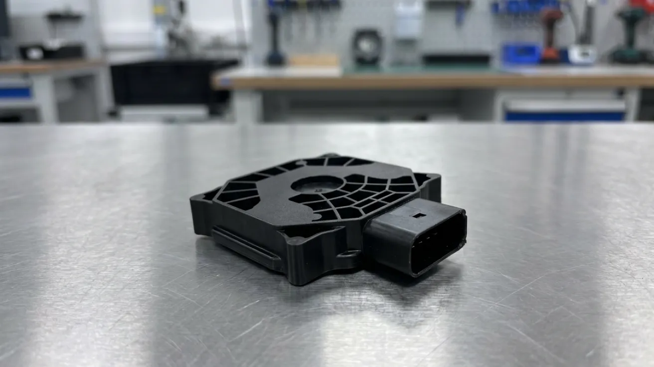 Kontakteinheit mit umspritztem Steckeranschluss für elektrische Pumpen